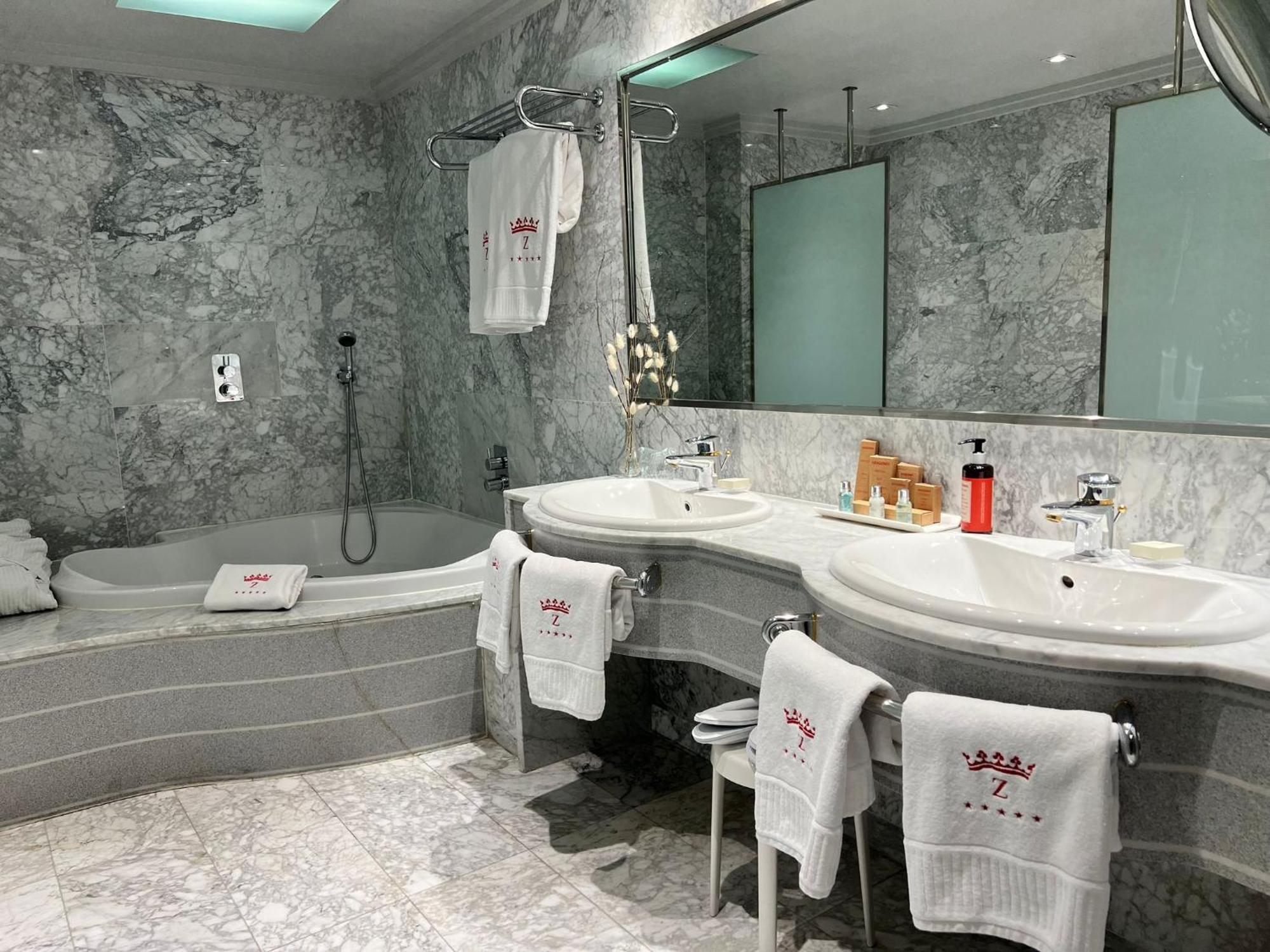 Hotel Palafox Сарагоса Екстер'єр фото Bathroom